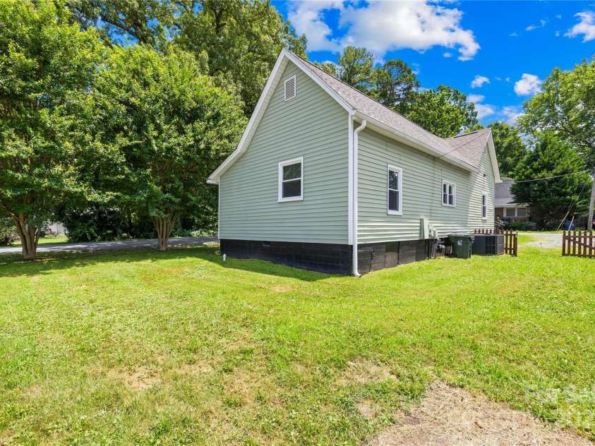 139 5th Street, Huntersville, NC 28078.  MLS# CAR4251418, YatesRealty ID 15999. 