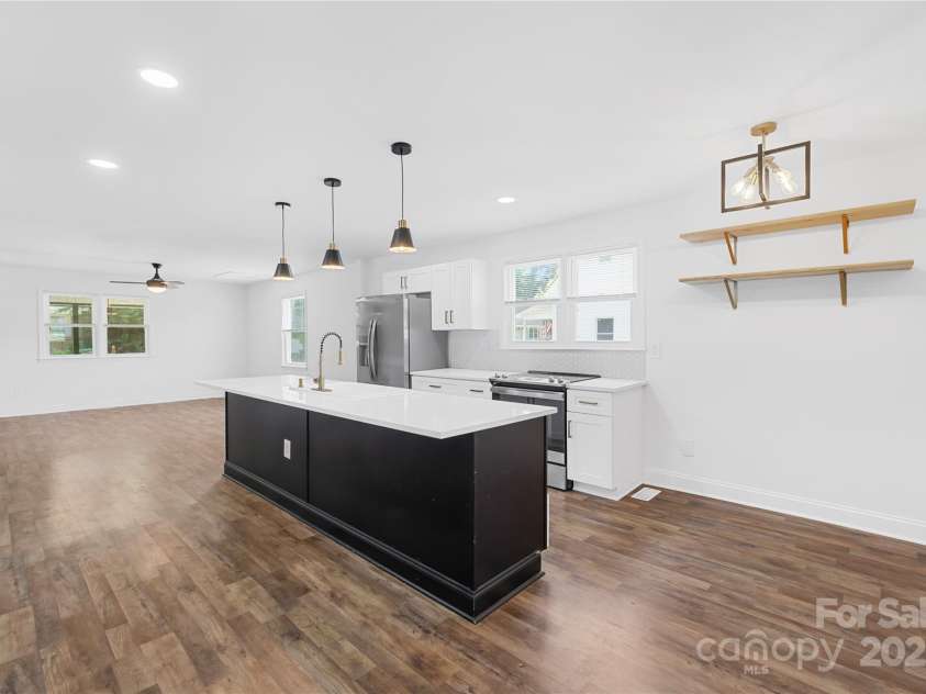 139 5th Street, Huntersville, NC 28078.  MLS# CAR4251418, YatesRealty ID 15999. Beautiful updated kitchen