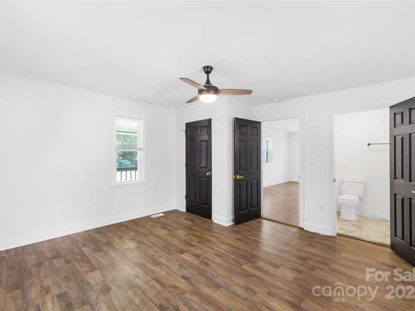 139 5th Street, Huntersville, NC 28078.  MLS# CAR4251418, YatesRealty ID 15999. Large bedroom with ensuite bathroom