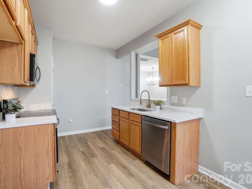 11284 Lions Mane Street, Charlotte, NC 28273.  MLS# CAR4331767, YatesRealty ID 1600. Beautifully updated kitchen 