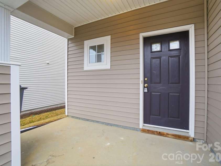 11284 Lions Mane Street, Charlotte, NC 28273.  MLS# CAR4331767, YatesRealty ID 1600. Covered front entry