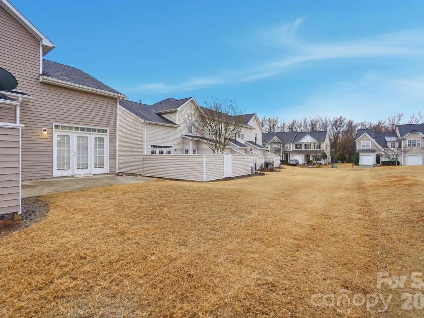 11284 Lions Mane Street, Charlotte, NC 28273.  MLS# CAR4331767, YatesRealty ID 1600. Larger spacing between this unit and the others