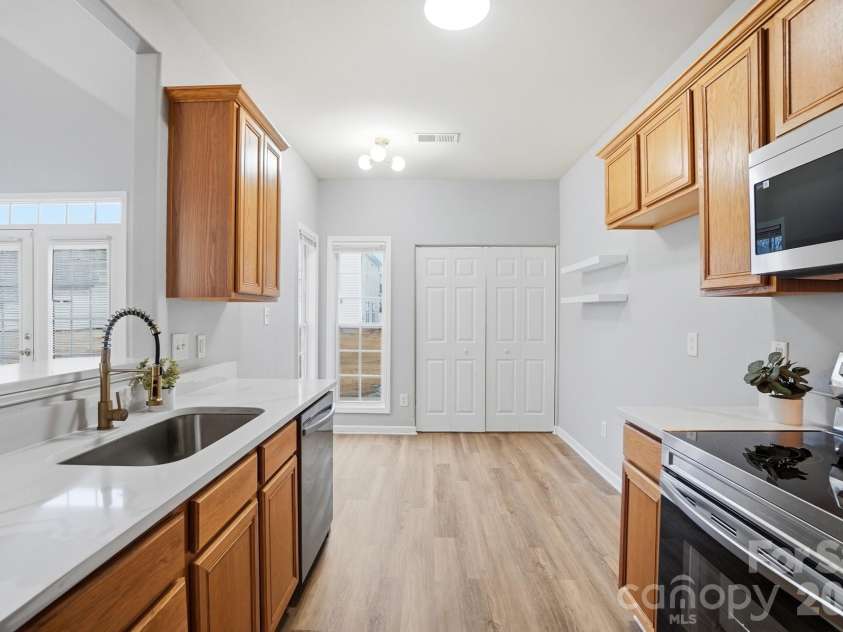 11284 Lions Mane Street, Charlotte, NC 28273.  MLS# CAR4331767, YatesRealty ID 1600. NEW quartz countertops