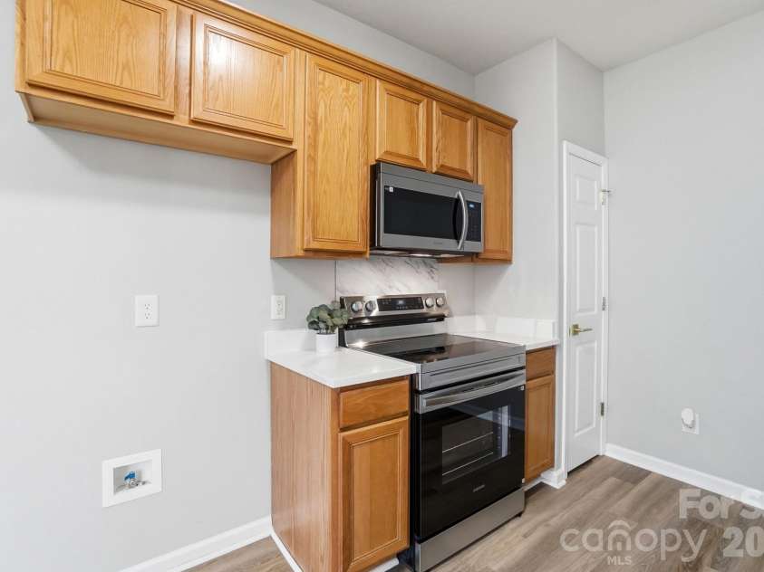 11284 Lions Mane Street, Charlotte, NC 28273.  MLS# CAR4331767, YatesRealty ID 1600. NEW Samsung electric range