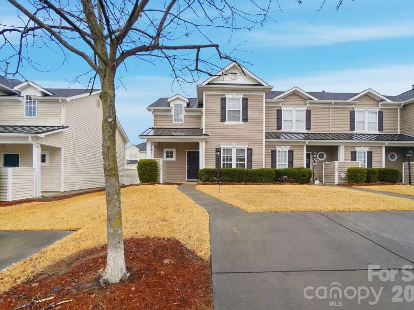 11284 Lions Mane Street, Charlotte, NC 28273.  MLS# CAR4331767, YatesRealty ID 1600. Parking out front