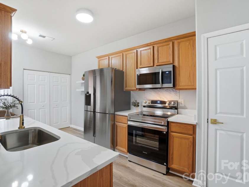 11284 Lions Mane Street, Charlotte, NC 28273.  MLS# CAR4331767, YatesRealty ID 1600. Refrigerator is virtually added