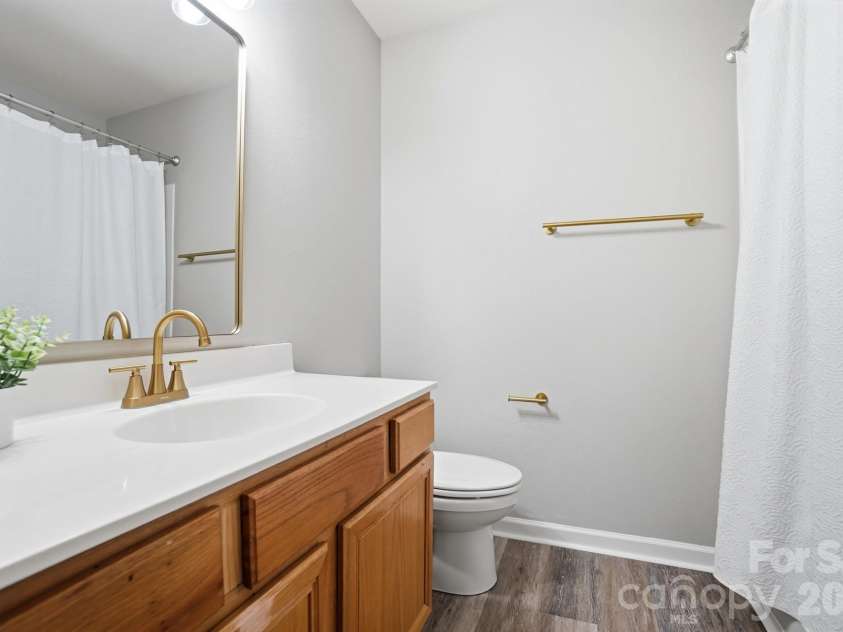 11284 Lions Mane Street, Charlotte, NC 28273.  MLS# CAR4331767, YatesRealty ID 1600. Updated hallway bath