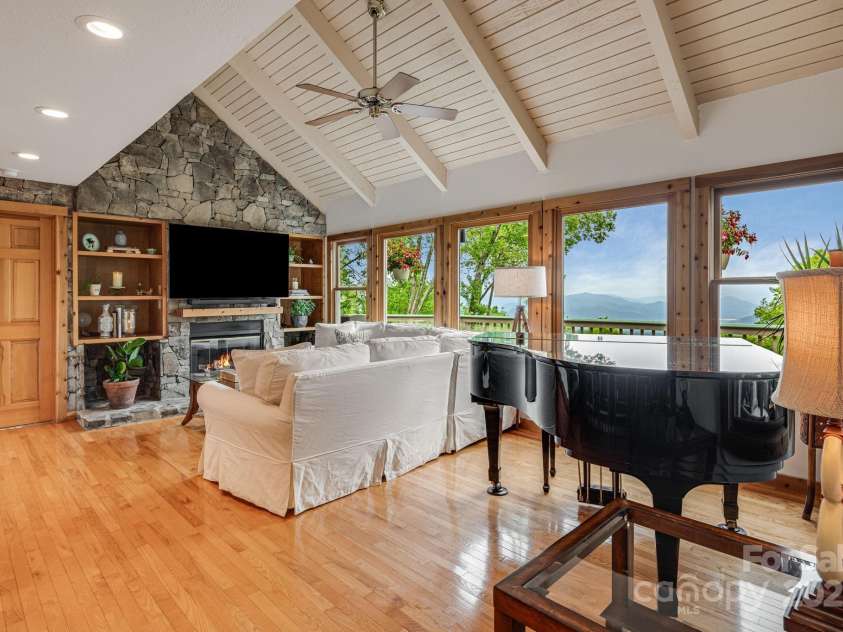 61 Ivy Ridge Road, Burnsville, NC 28714.  MLS# CAR4255054, YatesRealty ID 16001. 