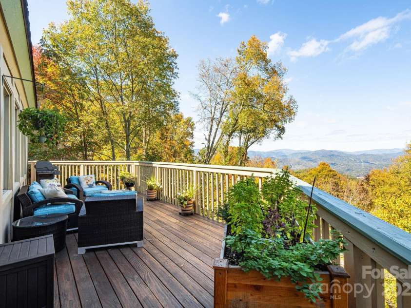 61 Ivy Ridge Road, Burnsville, NC 28714.  MLS# CAR4255054, YatesRealty ID 16001. 