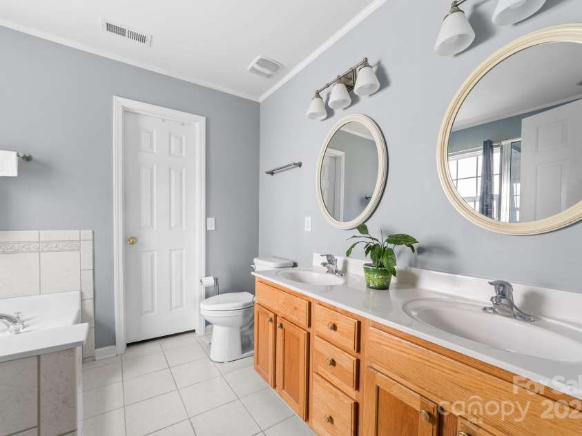 1107 Rachel Anne Drive, Belmont, NC 28012.  MLS# CAR4264432, YatesRealty ID 16002. En-suite bath
