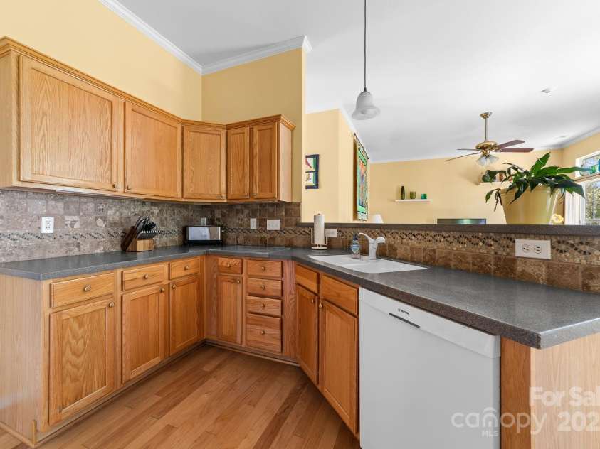 1107 Rachel Anne Drive, Belmont, NC 28012.  MLS# CAR4264432, YatesRealty ID 16002. Kitchen