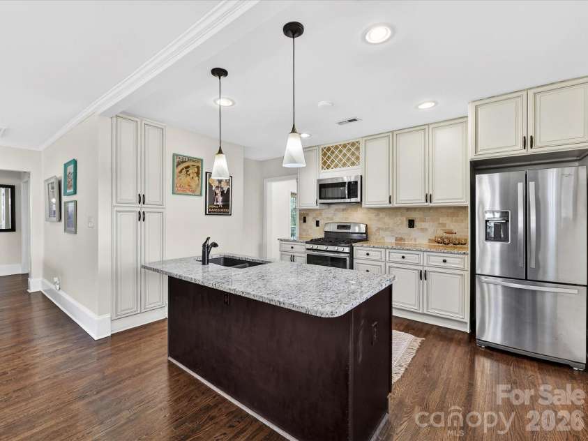 3016 Hanson Drive, Charlotte, NC 28207.  MLS# CAR4369911, YatesRealty ID 16002. 