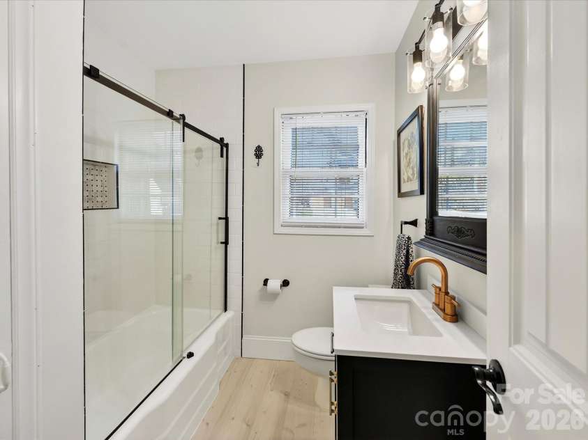 3016 Hanson Drive, Charlotte, NC 28207.  MLS# CAR4369911, YatesRealty ID 16002. 