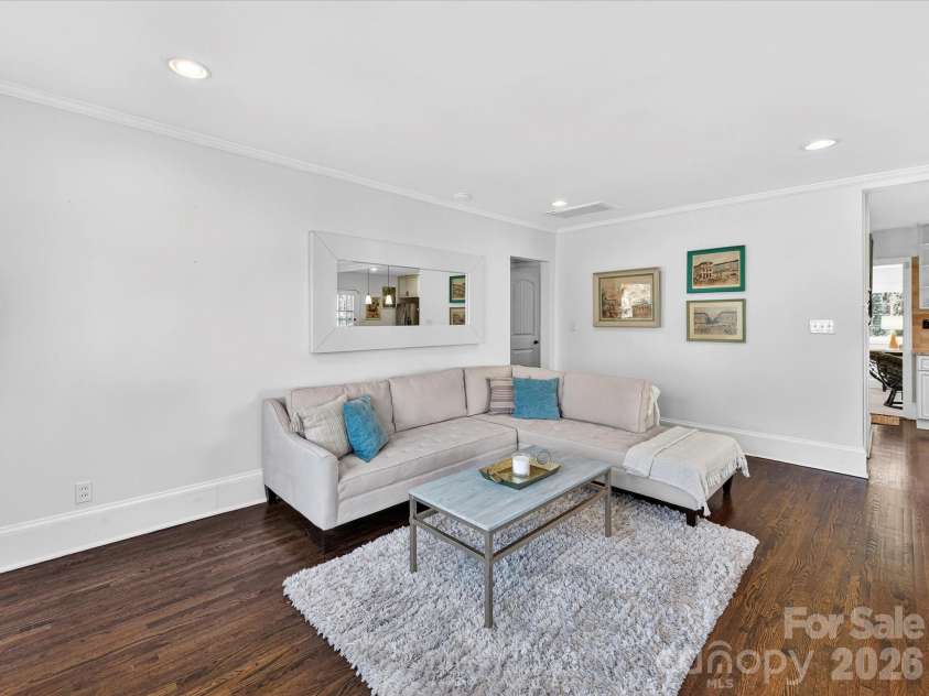 3016 Hanson Drive, Charlotte, NC 28207.  MLS# CAR4369911, YatesRealty ID 16002. 