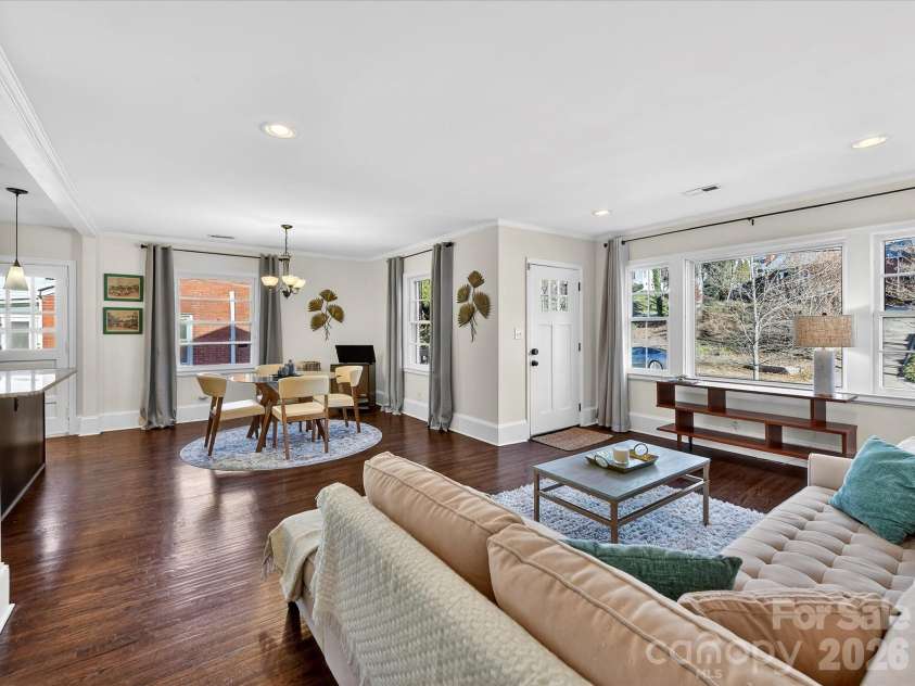 3016 Hanson Drive, Charlotte, NC 28207.  MLS# CAR4369911, YatesRealty ID 16002. 