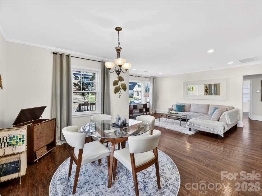 3016 Hanson Drive, Charlotte, NC 28207.  MLS# CAR4369911, YatesRealty ID 16002. 