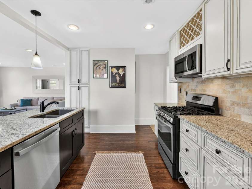 3016 Hanson Drive, Charlotte, NC 28207.  MLS# CAR4369911, YatesRealty ID 16002. 