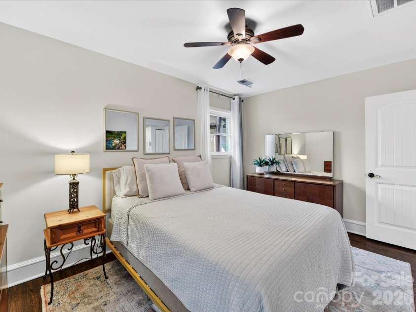 3016 Hanson Drive, Charlotte, NC 28207.  MLS# CAR4369911, YatesRealty ID 16002. 