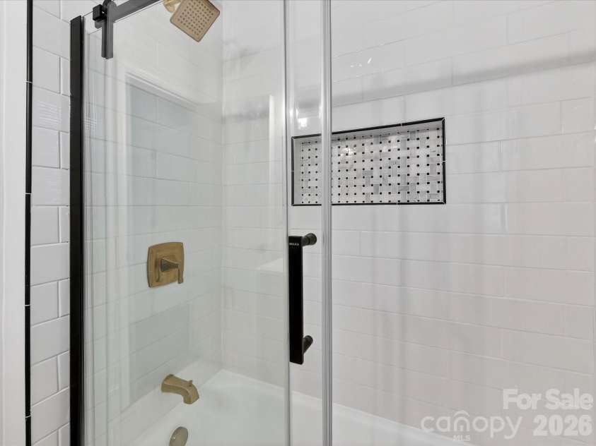 3016 Hanson Drive, Charlotte, NC 28207.  MLS# CAR4369911, YatesRealty ID 16002. 