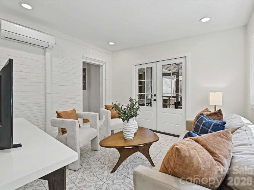 3016 Hanson Drive, Charlotte, NC 28207.  MLS# CAR4369911, YatesRealty ID 16002. 
