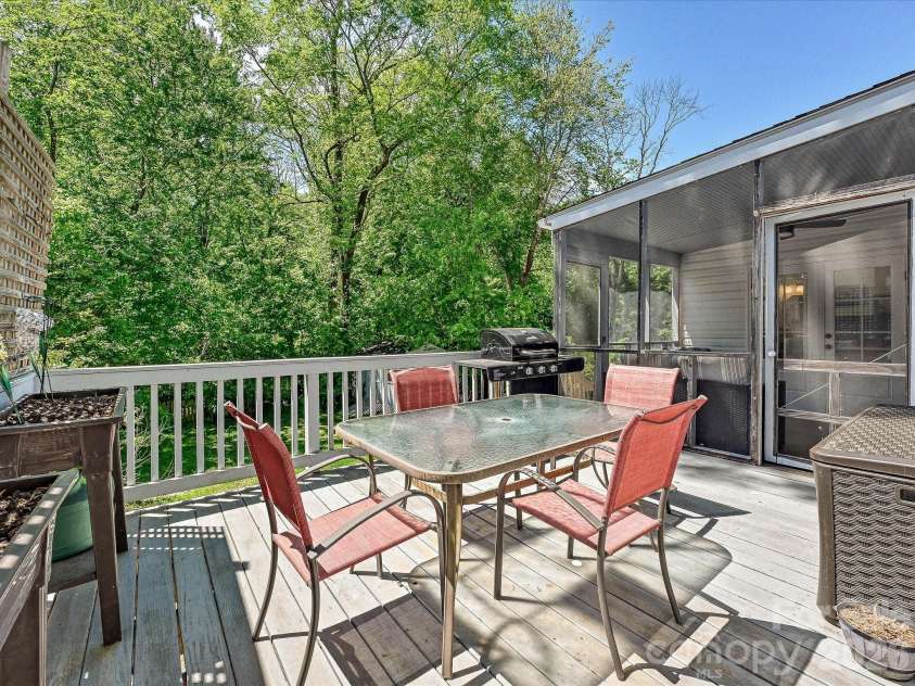 3016 Hanson Drive, Charlotte, NC 28207.  MLS# CAR4369911, YatesRealty ID 16002. 