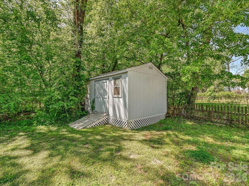 3016 Hanson Drive, Charlotte, NC 28207.  MLS# CAR4369911, YatesRealty ID 16002. 