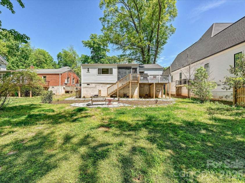 3016 Hanson Drive, Charlotte, NC 28207.  MLS# CAR4369911, YatesRealty ID 16002. 