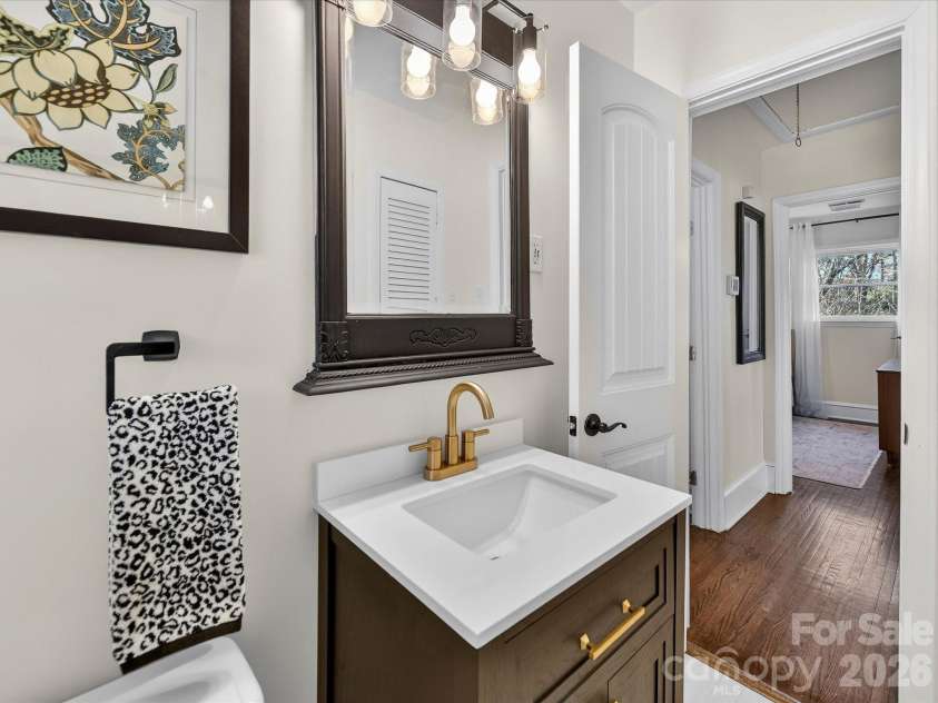 3016 Hanson Drive, Charlotte, NC 28207.  MLS# CAR4369911, YatesRealty ID 16002. Full bath #1