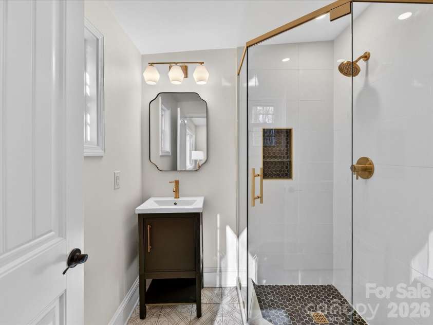 3016 Hanson Drive, Charlotte, NC 28207.  MLS# CAR4369911, YatesRealty ID 16002. Full bath #2