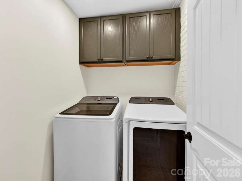 3016 Hanson Drive, Charlotte, NC 28207.  MLS# CAR4369911, YatesRealty ID 16002. Laundry off sunroom