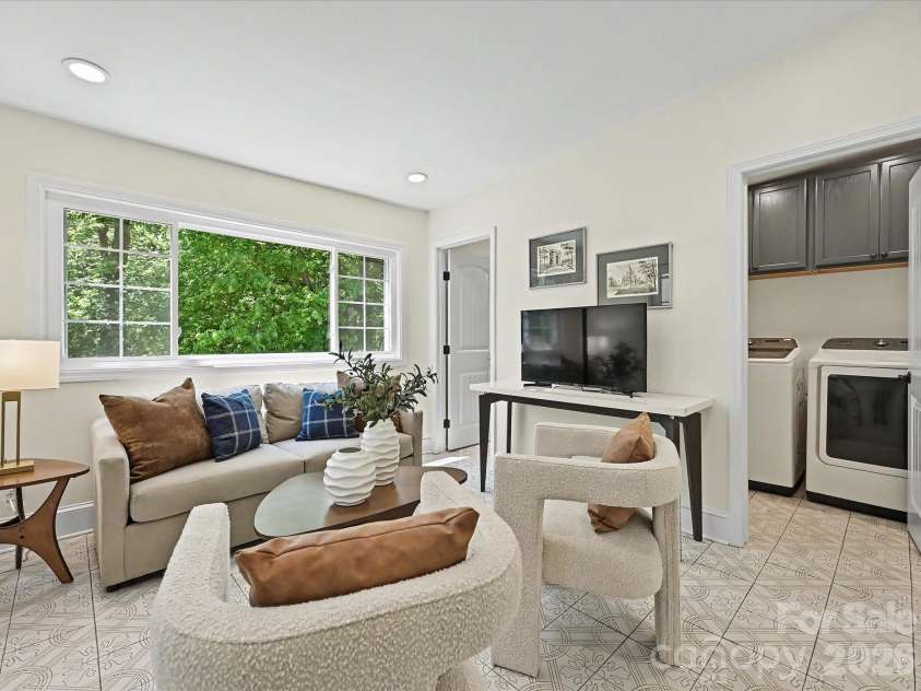 3016 Hanson Drive, Charlotte, NC 28207.  MLS# CAR4369911, YatesRealty ID 16002. Sunroom 