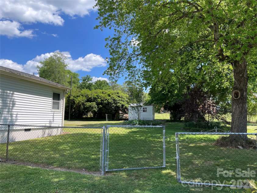 1748 Old West Lane, Gastonia, NC 28052.  MLS# CAR4372111, YatesRealty ID 16010. 