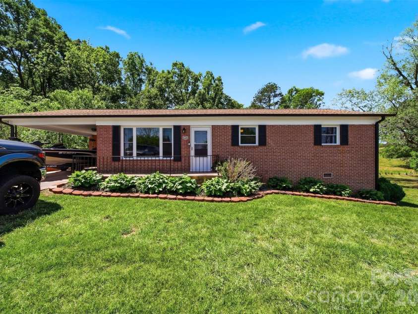 5075 Fleetwood Drive, Hickory, NC 28602.  MLS# CAR4372090, YatesRealty ID 16011. 