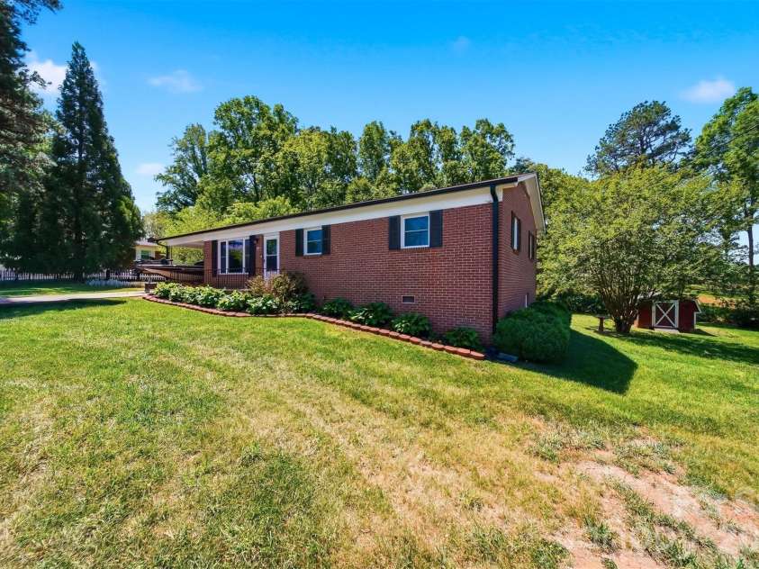 5075 Fleetwood Drive, Hickory, NC 28602.  MLS# CAR4372090, YatesRealty ID 16011. 