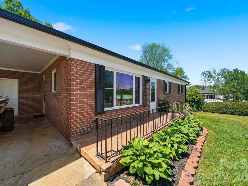 5075 Fleetwood Drive, Hickory, NC 28602.  MLS# CAR4372090, YatesRealty ID 16011. 