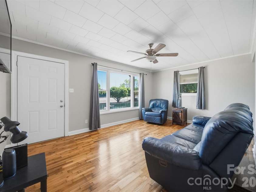 5075 Fleetwood Drive, Hickory, NC 28602.  MLS# CAR4372090, YatesRealty ID 16011. 