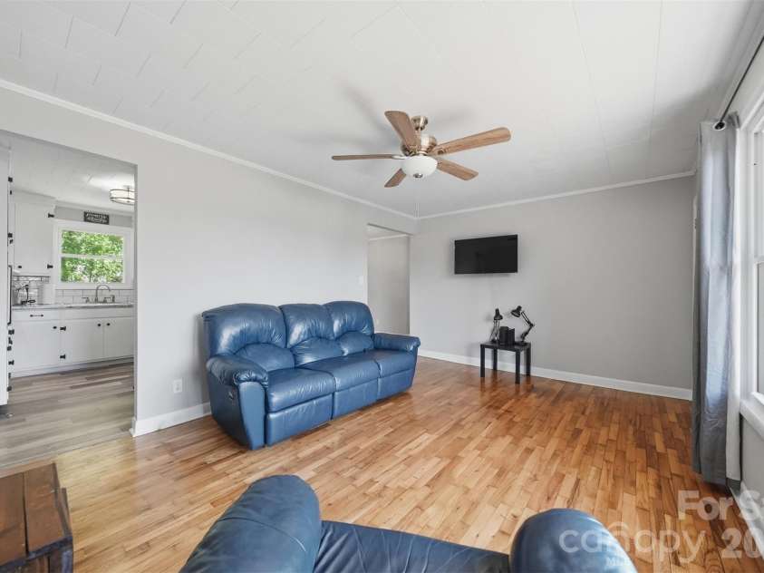 5075 Fleetwood Drive, Hickory, NC 28602.  MLS# CAR4372090, YatesRealty ID 16011. 