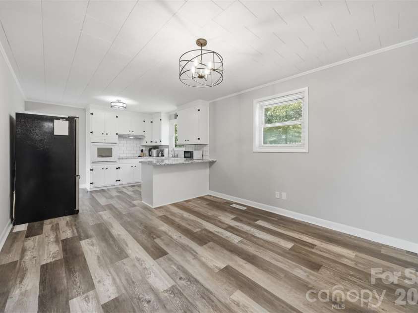 5075 Fleetwood Drive, Hickory, NC 28602.  MLS# CAR4372090, YatesRealty ID 16011. 