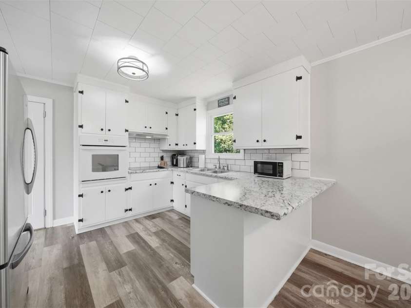 5075 Fleetwood Drive, Hickory, NC 28602.  MLS# CAR4372090, YatesRealty ID 16011. 