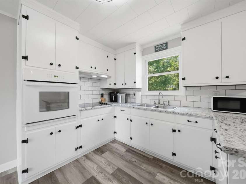 5075 Fleetwood Drive, Hickory, NC 28602.  MLS# CAR4372090, YatesRealty ID 16011. 