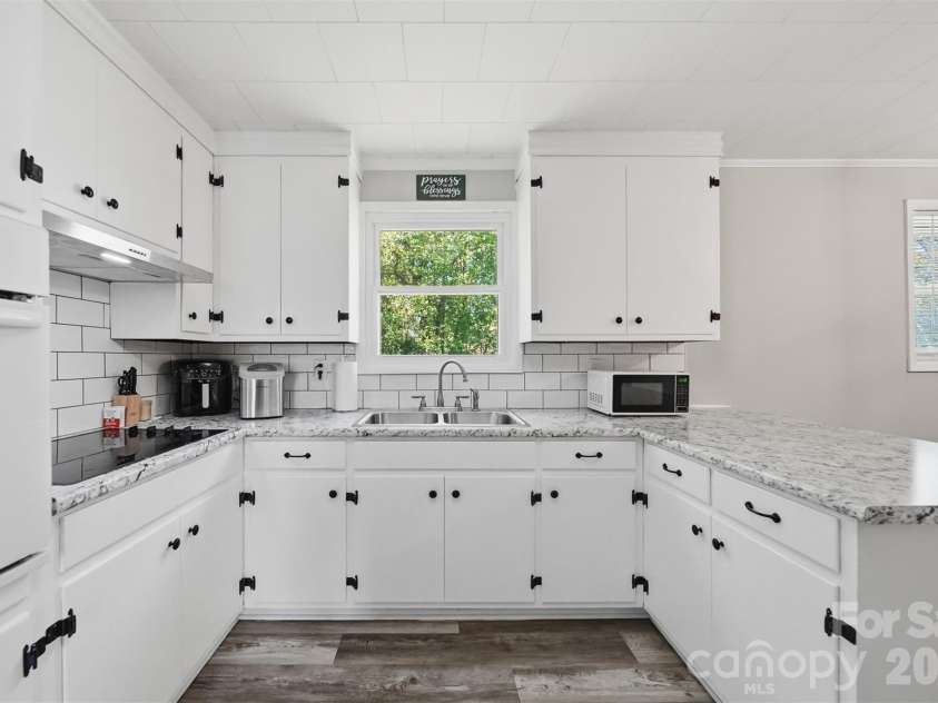 5075 Fleetwood Drive, Hickory, NC 28602.  MLS# CAR4372090, YatesRealty ID 16011. 