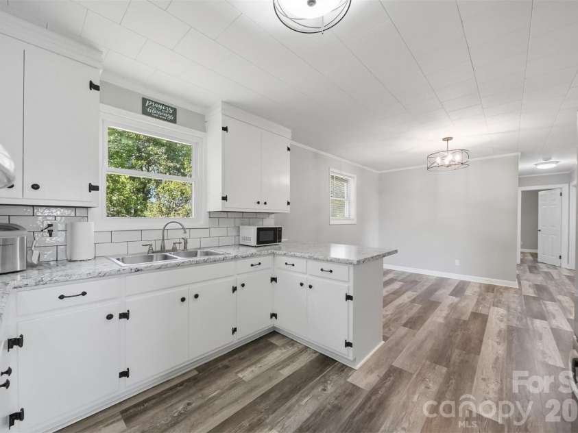 5075 Fleetwood Drive, Hickory, NC 28602.  MLS# CAR4372090, YatesRealty ID 16011. 