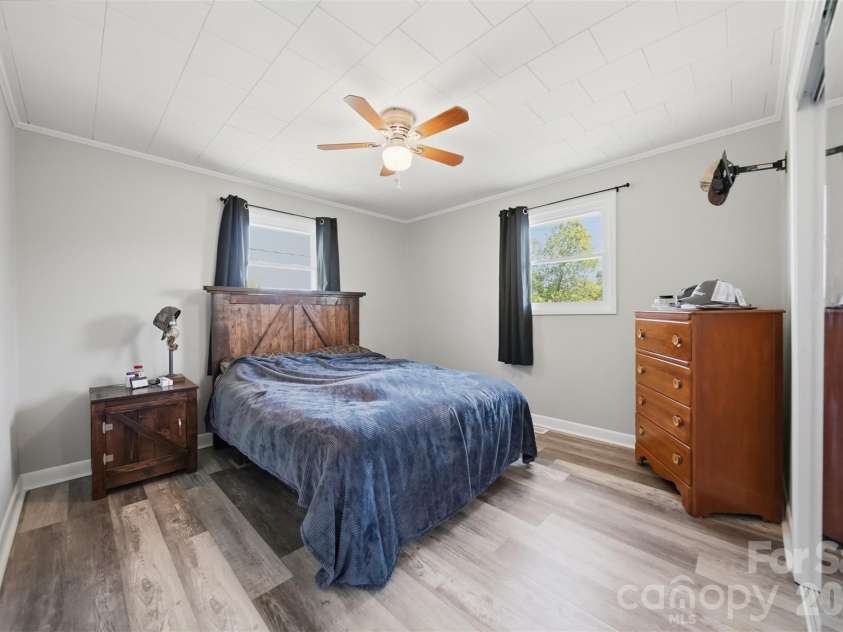 5075 Fleetwood Drive, Hickory, NC 28602.  MLS# CAR4372090, YatesRealty ID 16011. 