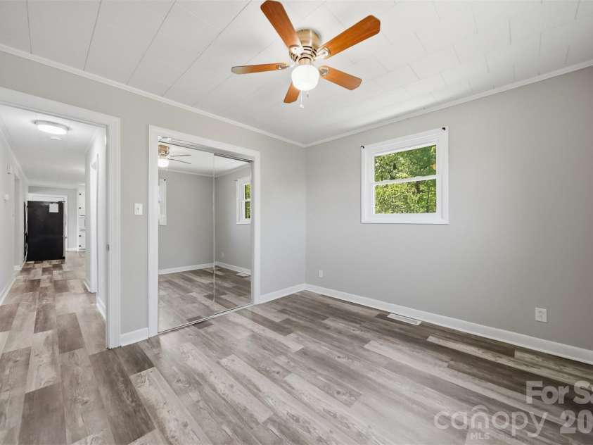5075 Fleetwood Drive, Hickory, NC 28602.  MLS# CAR4372090, YatesRealty ID 16011. 