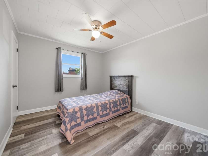 5075 Fleetwood Drive, Hickory, NC 28602.  MLS# CAR4372090, YatesRealty ID 16011. 