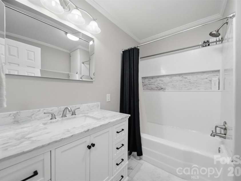 5075 Fleetwood Drive, Hickory, NC 28602.  MLS# CAR4372090, YatesRealty ID 16011. 