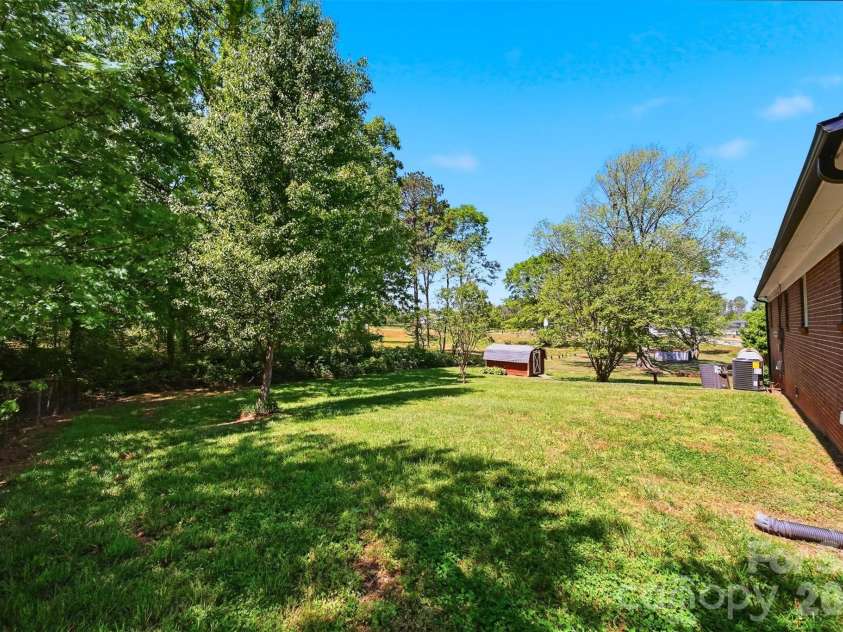 5075 Fleetwood Drive, Hickory, NC 28602.  MLS# CAR4372090, YatesRealty ID 16011. 