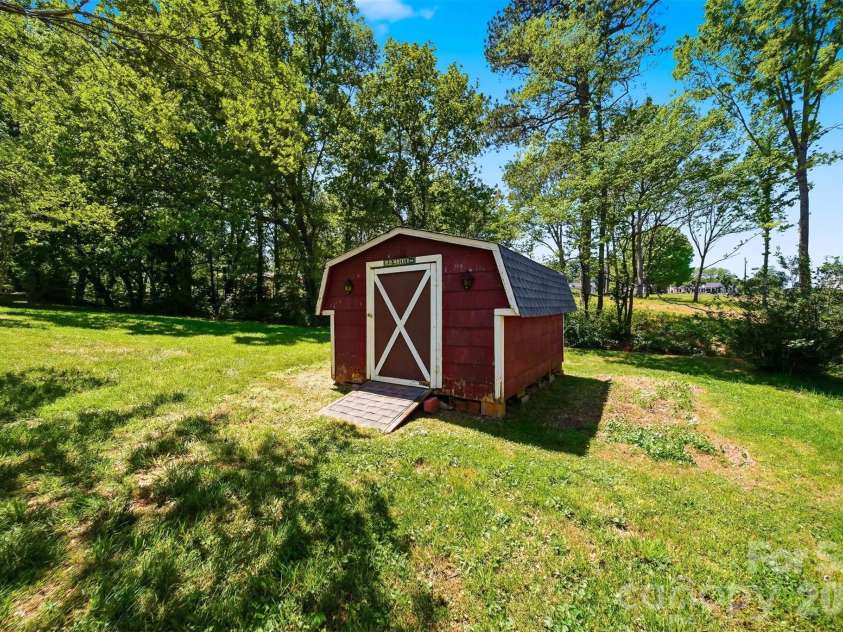 5075 Fleetwood Drive, Hickory, NC 28602.  MLS# CAR4372090, YatesRealty ID 16011. 