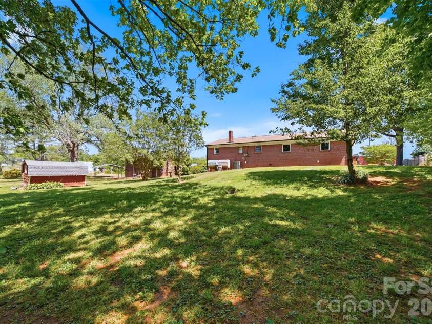 5075 Fleetwood Drive, Hickory, NC 28602.  MLS# CAR4372090, YatesRealty ID 16011. 