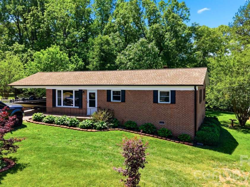 5075 Fleetwood Drive, Hickory, NC 28602.  MLS# CAR4372090, YatesRealty ID 16011. 